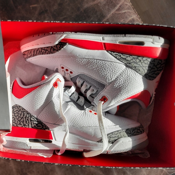 AIR JORDAN 3 RETRO (GS) - FIRE RED: 6.5 Y - Picture 2 of 11